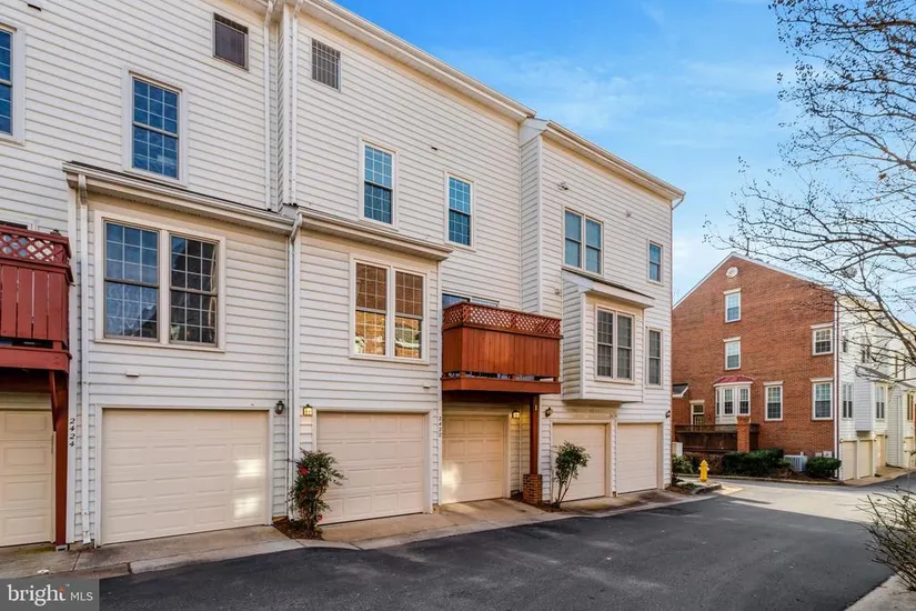 2422 N Hampton Dr — photo 2