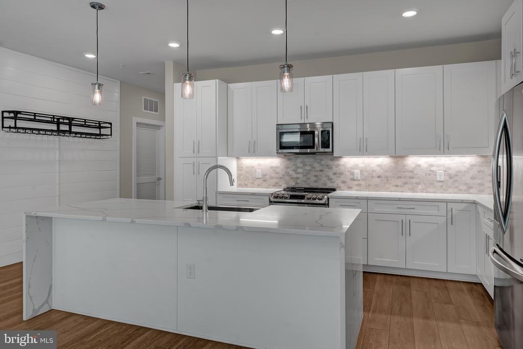 1761 Old Meadow Rd #221 — photo 8