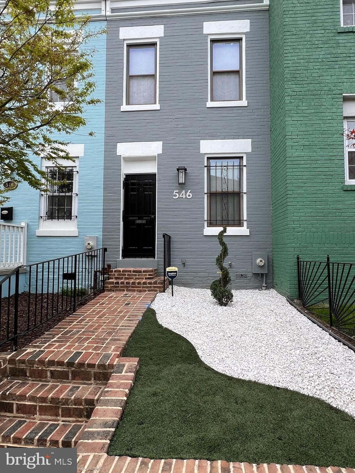 546 Hobart Pl NW — photo 1
